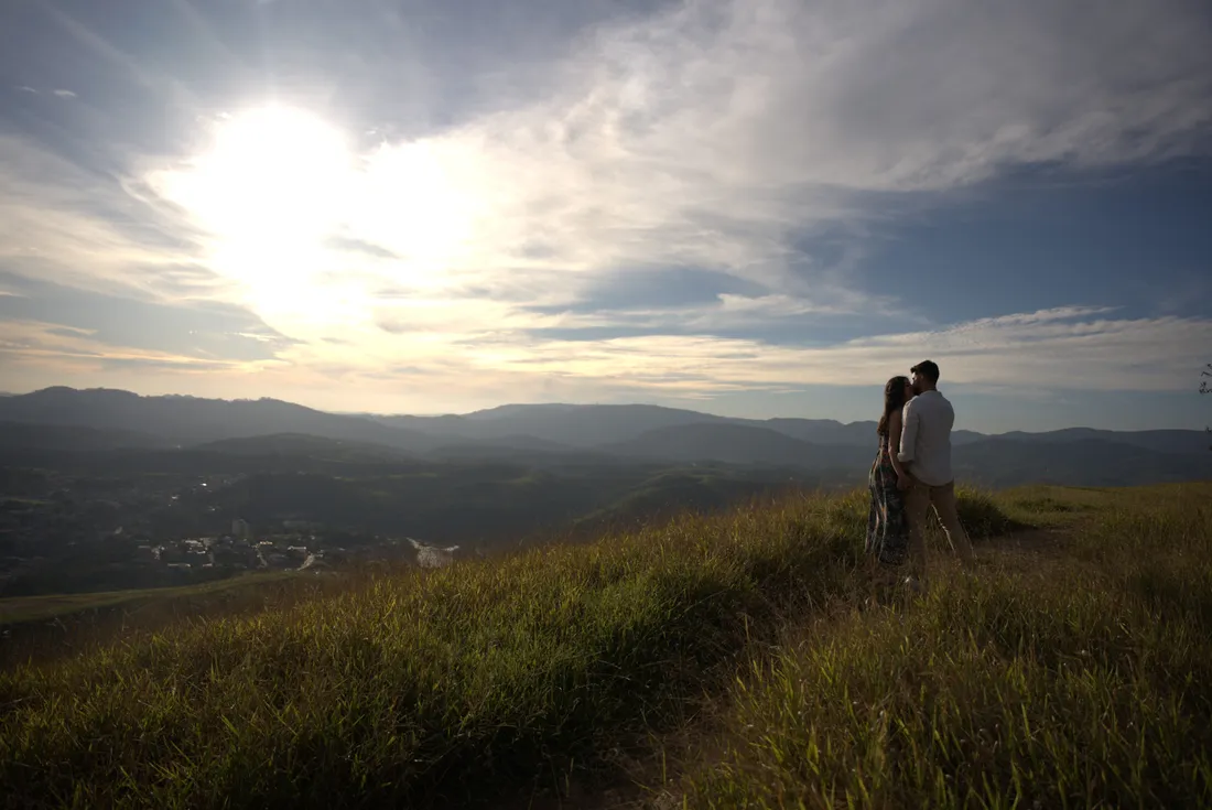 Casal no alto da montanha com vista para o vale
