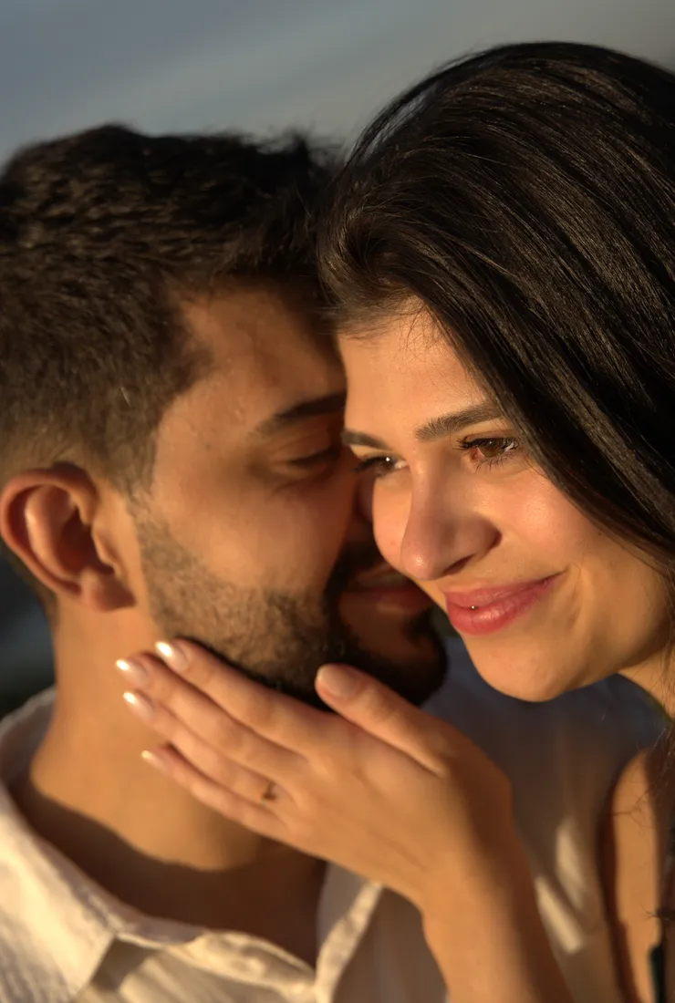 Close do casal com a aliança
