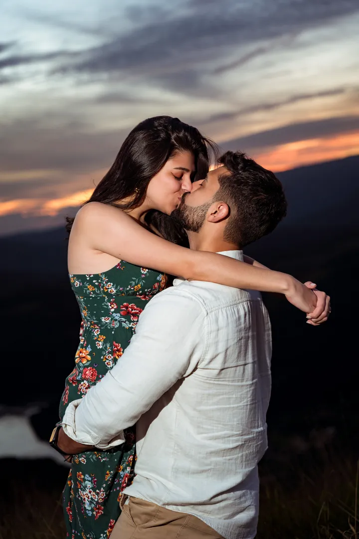 O beijo ao entardecer, com o céu alaranjado atrás
